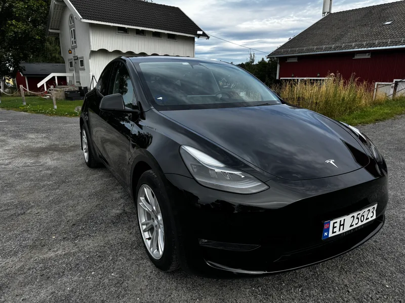 Vi testet Lojal Bilpleie i Oslo – poleringen som reddet den slitne Tesla-lakken vår