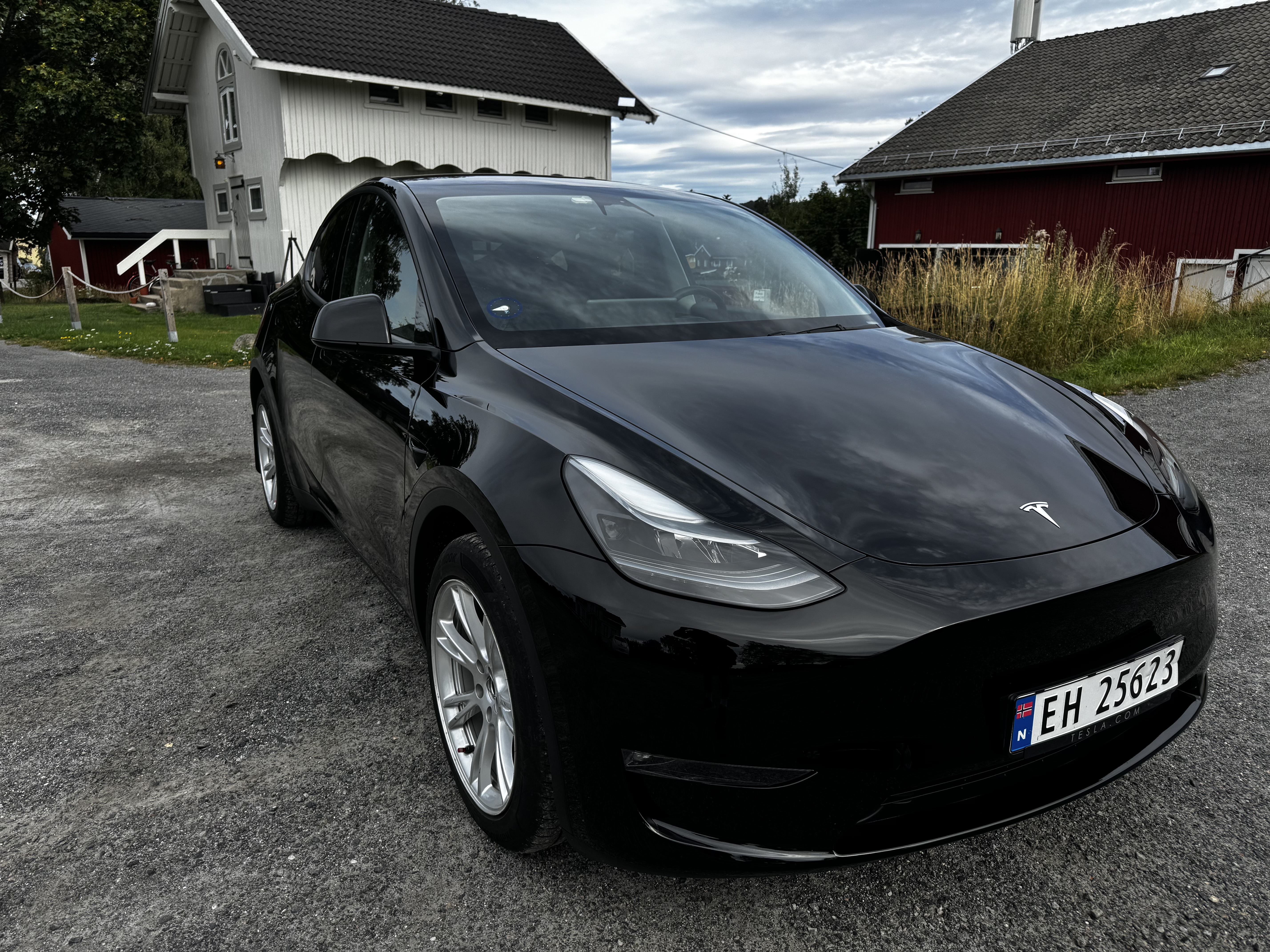 Vi testet Lojal Bilpleie i Oslo – poleringen som reddet den slitne Tesla-lakken vår