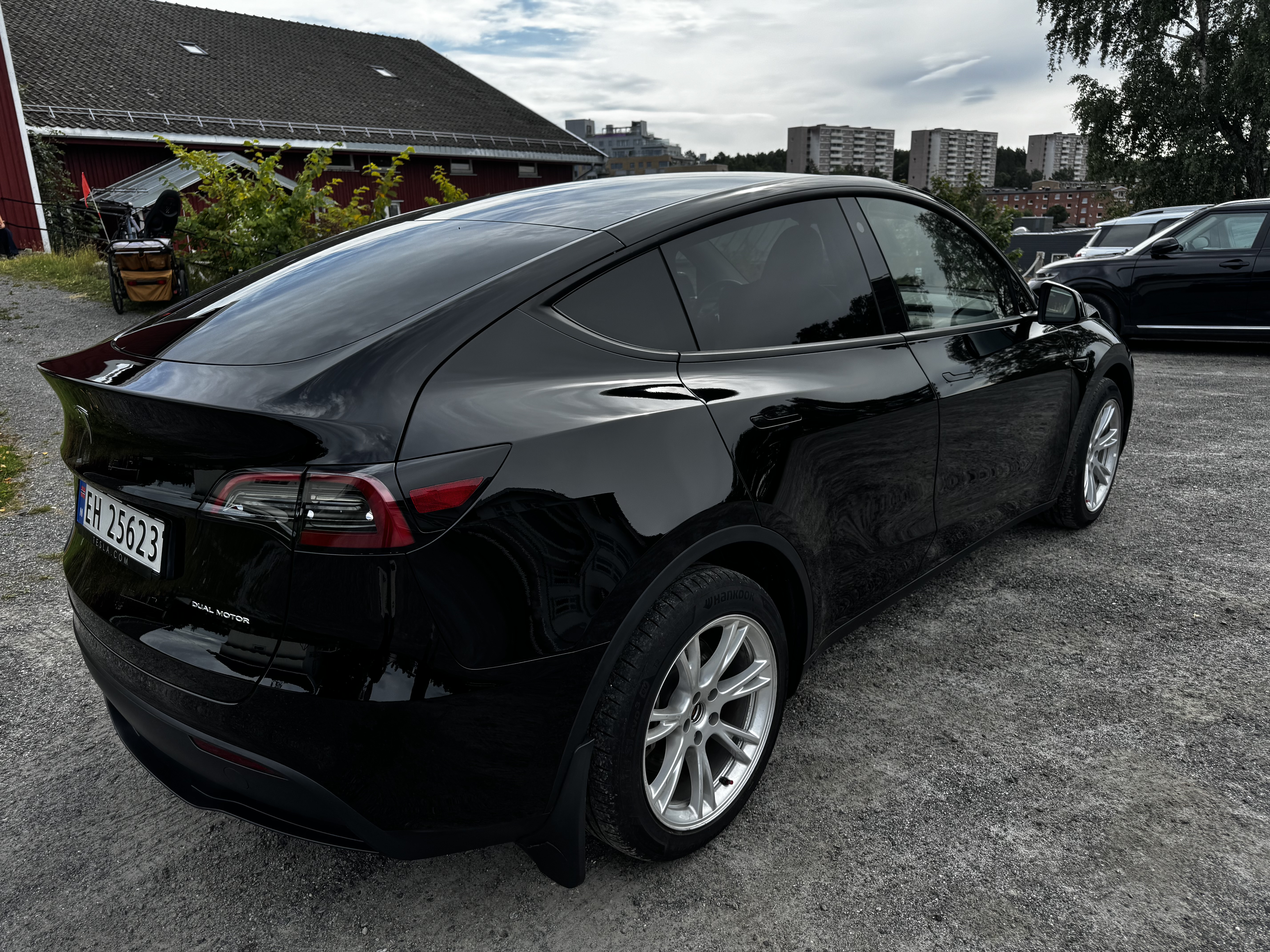 Speilblank Tesla-lakk etter polering hos Lojal Bilpleie på Bøler i Oslo